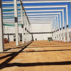 Bild von einem Bau mit Auffangnetz